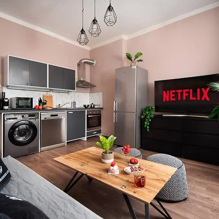 Apartment Calmness In The Busy City Center